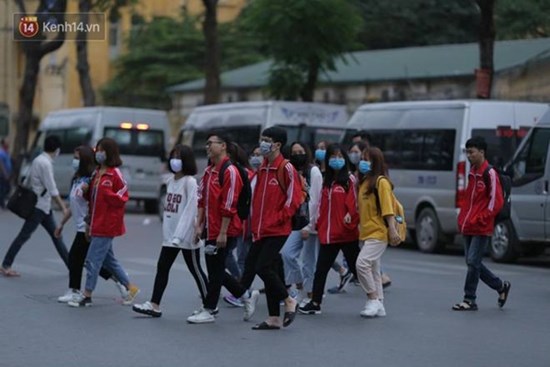 Sinh viên nô nức trở lại trường sau kỳ nghỉ Tết dài nhất lịch sử: Được đi học rồi vui quá, ở nhà chán lắm!