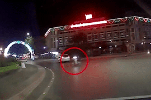 Xe máy lao vào vòng xoay rồi bắn lên không trung sau va chạm