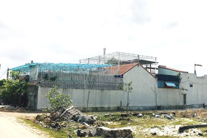 Bí ẩn ngôi nhà lạ sát nghĩa địa, gắn đầy dây thép gai, camera-1