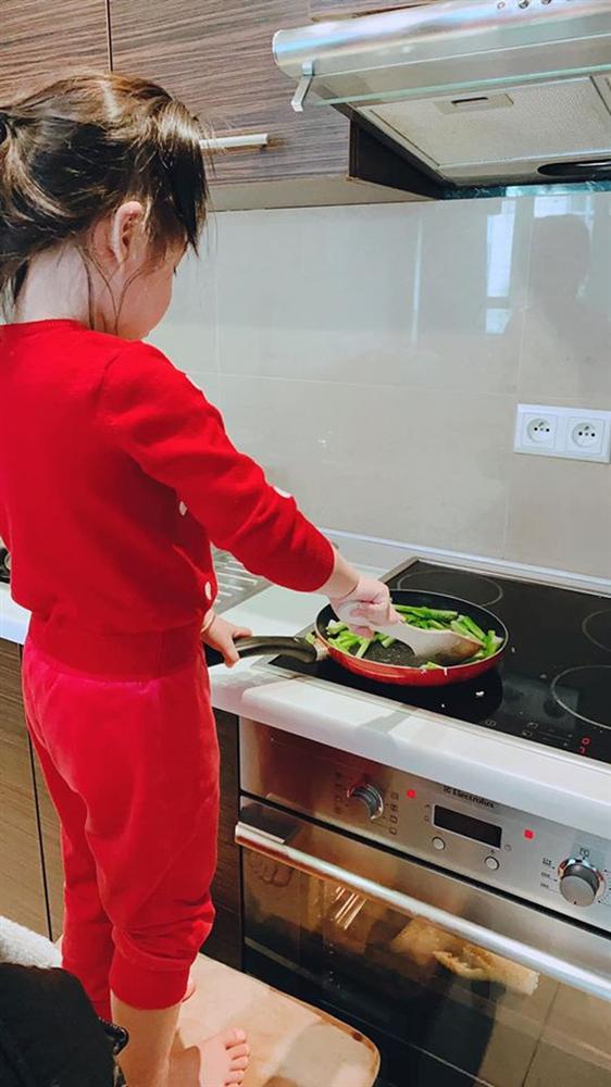 Cách dạy con đáng nể của Á hậu Diễm Trang: Con gái mới 3 tuổi đã thích làm việc nhà, còn nấu ăn cực khéo!-1