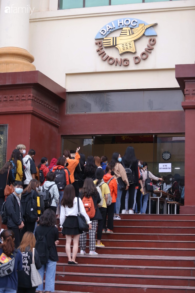 Ảnh: Sinh viên rồng rắn xếp hàng đo thân nhiệt trong ngày đầu tiên quay lại trường sau kì nghỉ Tết dài nhất lịch sử-2