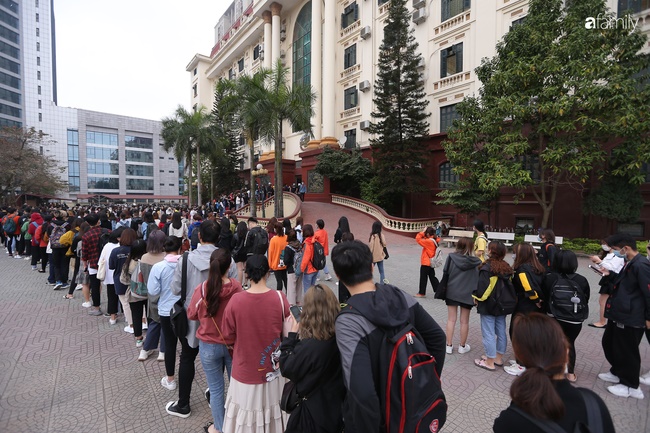 Ảnh: Sinh viên rồng rắn xếp hàng đo thân nhiệt trong ngày đầu tiên quay lại trường sau kì nghỉ Tết dài nhất lịch sử-3