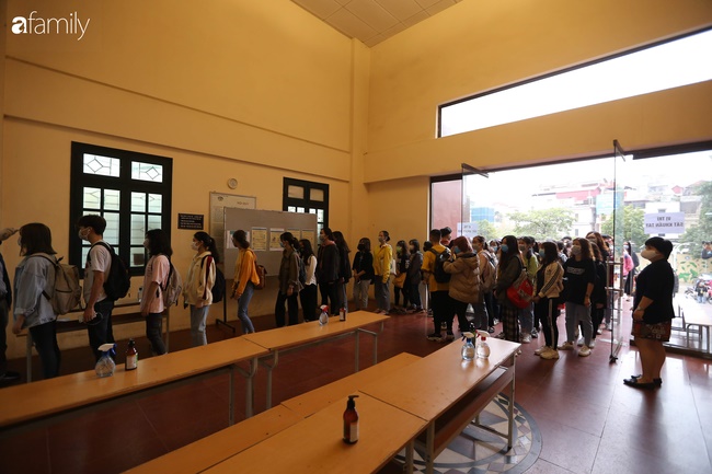 Ảnh: Sinh viên rồng rắn xếp hàng đo thân nhiệt trong ngày đầu tiên quay lại trường sau kì nghỉ Tết dài nhất lịch sử-5