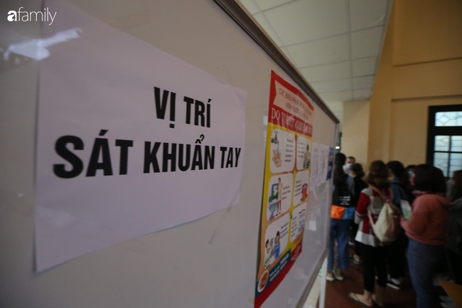 Ảnh: Sinh viên rồng rắn xếp hàng đo thân nhiệt trong ngày đầu tiên quay lại trường sau kì nghỉ Tết dài nhất lịch sử-7