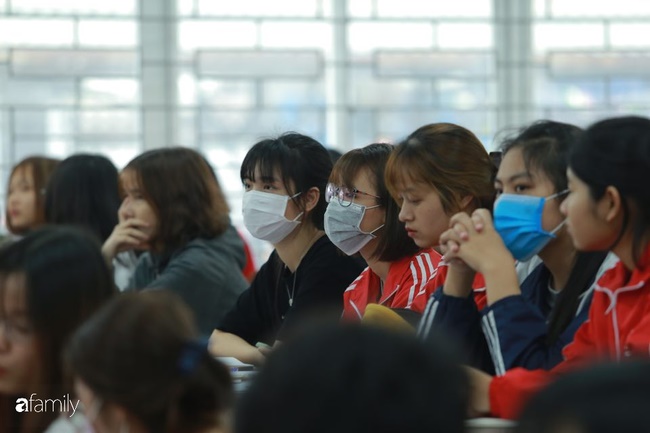 Ảnh: Sinh viên rồng rắn xếp hàng đo thân nhiệt trong ngày đầu tiên quay lại trường sau kì nghỉ Tết dài nhất lịch sử-12