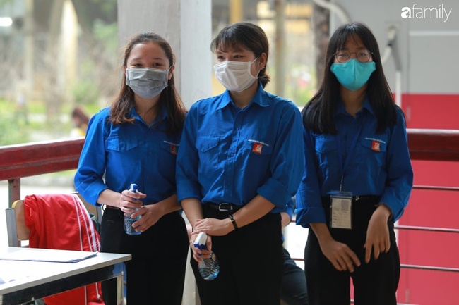 Ảnh: Sinh viên rồng rắn xếp hàng đo thân nhiệt trong ngày đầu tiên quay lại trường sau kì nghỉ Tết dài nhất lịch sử-14