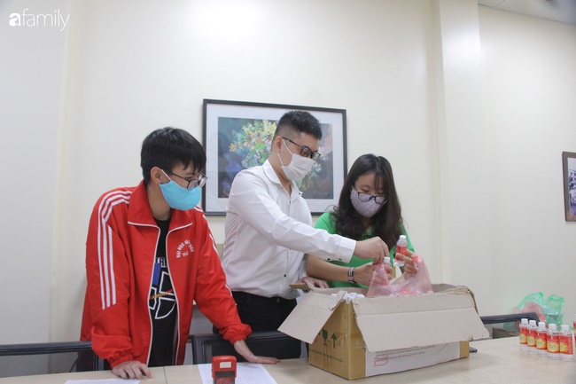 Ảnh: Sinh viên rồng rắn xếp hàng đo thân nhiệt trong ngày đầu tiên quay lại trường sau kì nghỉ Tết dài nhất lịch sử-16