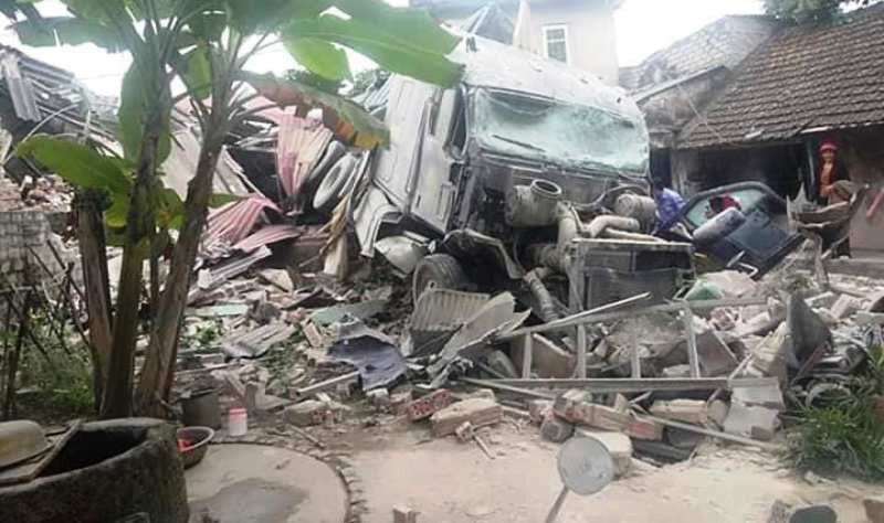 Xe tải đâm sập nhà dân lúc rạng sáng, cả gia đình ôm nhau bỏ chạy-1
