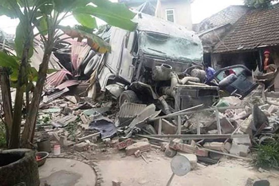 Xe tải đâm sập nhà dân lúc rạng sáng, cả gia đình ôm nhau bỏ chạy