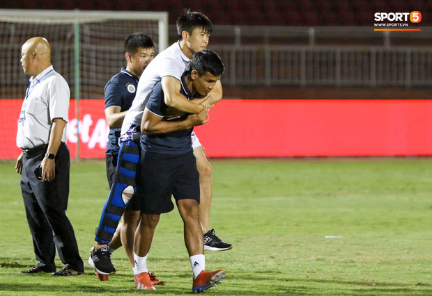 Duy Mạnh phải dùng xe lăn, nhảy lò cò lên xe buýt khi trở về Hà Nội, vẫn chưa thể đi chụp chiếu đầu gối-7