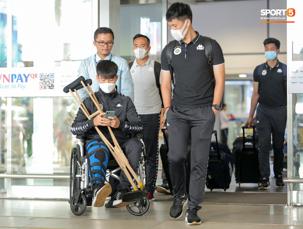 Duy Mạnh phải dùng xe lăn, nhảy lò cò lên xe buýt khi trở về Hà Nội, vẫn chưa thể đi chụp chiếu đầu gối-1