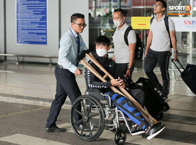 Duy Mạnh phải dùng xe lăn, nhảy lò cò lên xe buýt khi trở về Hà Nội, vẫn chưa thể đi chụp chiếu đầu gối-2