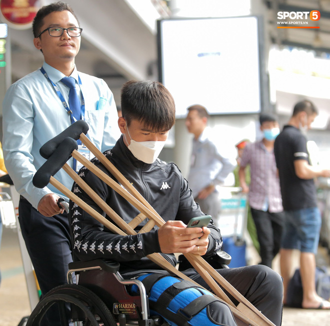 Duy Mạnh phải dùng xe lăn, nhảy lò cò lên xe buýt khi trở về Hà Nội, vẫn chưa thể đi chụp chiếu đầu gối-3