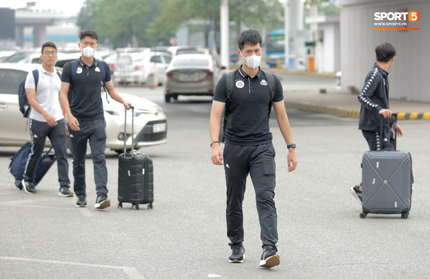 Duy Mạnh phải dùng xe lăn, nhảy lò cò lên xe buýt khi trở về Hà Nội, vẫn chưa thể đi chụp chiếu đầu gối-8