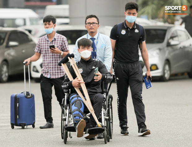 Duy Mạnh phải dùng xe lăn, nhảy lò cò lên xe buýt khi trở về Hà Nội, vẫn chưa thể đi chụp chiếu đầu gối-11