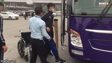 Duy Mạnh phải dùng xe lăn, nhảy lò cò lên xe buýt khi trở về Hà Nội, vẫn chưa thể đi chụp chiếu đầu gối-10