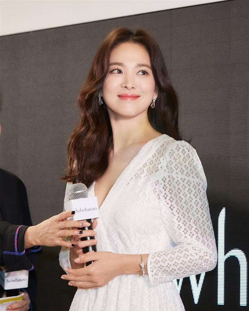 Nhìn lại mới thấy, đây là kiểu tóc giúp Song Hye Kyo cải lão hoàn đồng ngoạn mục nhất?-5