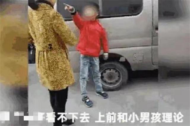 Bị cháu trai lao vào đánh vì không được mua món đồ như ý, bà còn nói một câu khiến người mẹ đau lòng vì cách dạy của bà-3