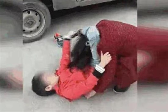 Bị cháu trai lao vào đánh vì không được mua món đồ như ý, bà còn nói một câu khiến người mẹ đau lòng vì cách dạy của bà