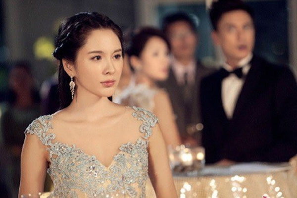 Vừa rước dâu xong, chồng không cho bái gia tiên mà trừng mắt nói em quỳ xuống trước di ảnh một người phụ nữ-2