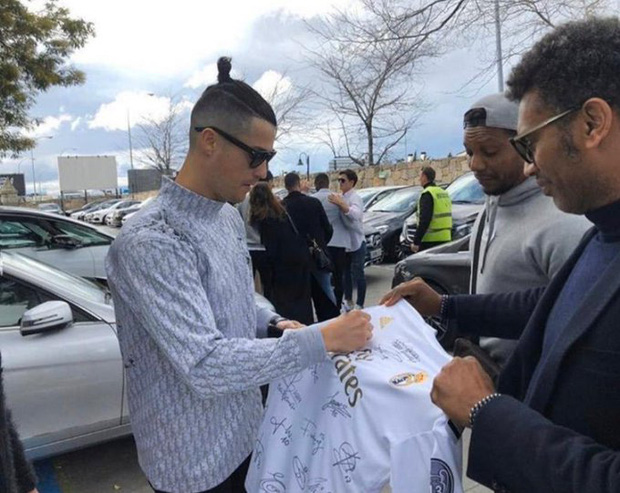 Dự khán trận đấu được chờ đợi nhất thế giới, Ronaldo chiếm trọn spotlight bằng nụ cười như được mùa cùng màn ăn mừng tại hàng ghế VIP-1