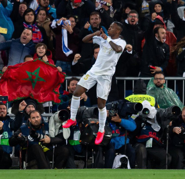 Dự khán trận đấu được chờ đợi nhất thế giới, Ronaldo chiếm trọn spotlight bằng nụ cười như được mùa cùng màn ăn mừng tại hàng ghế VIP-3