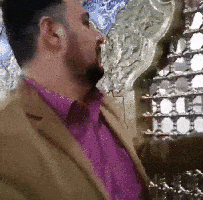 Video: Người dân Iran tập trung liếm đền thờ giữa lúc dịch bệnh virus corona bùng phát-3