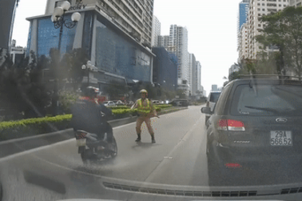 Xe máy phóng nhanh, lạng lách né cảnh sát ở Hà Nội