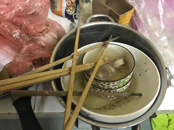 Em gái nuôi ở bẩn kinh hoàng bị bóc phốt lên mạng xã hội: Phòng trọ bừa bộn, bát đũa mốc meo, bốc mùi thum thủm-5