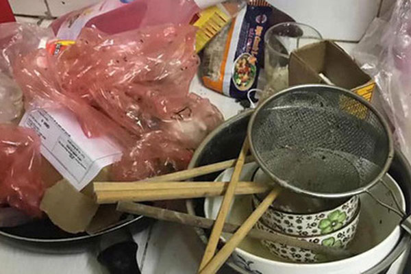 Nữ sinh Sài Gòn biến phòng trọ thành bãi rác kinh hoàng, toilet chất đống đồ thải: Chủ nhà tiết lộ điều bất thường-6