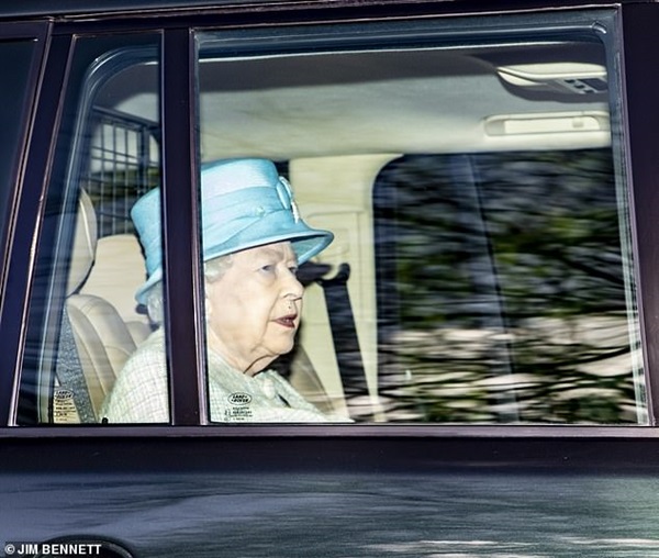 Nữ hoàng Anh xuất hiện kém sắc sau thông tin không được gặp chắt Archie, gây phẫn nộ hơn là hành động mới nhất của vợ chồng Meghan Markle-2