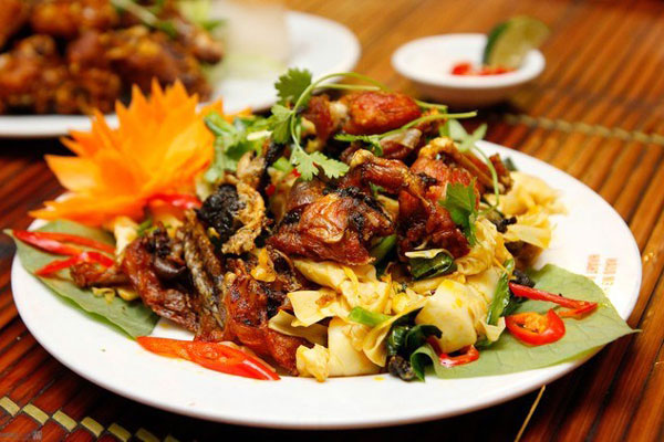 Nhã Phương được chồng cưng như trứng, đi về nửa đêm là được ôm, nấu món ngon chờ sẵn-12