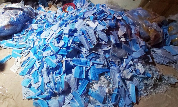 Phát hiện kho phế liệu chứa 2 tấn khẩu trang y tế đã qua sử dụng-3