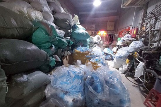 Phát hiện kho phế liệu chứa 2 tấn khẩu trang y tế đã qua sử dụng