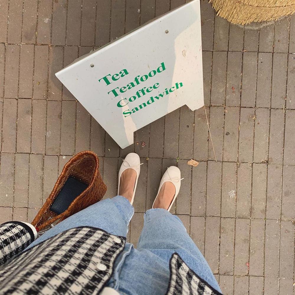 Xin giới thiệu đến chị em kiểu giày búp bê hot nhất lúc này, diện với quần jeans hay váy vóc cũng đều đẹp mê-2