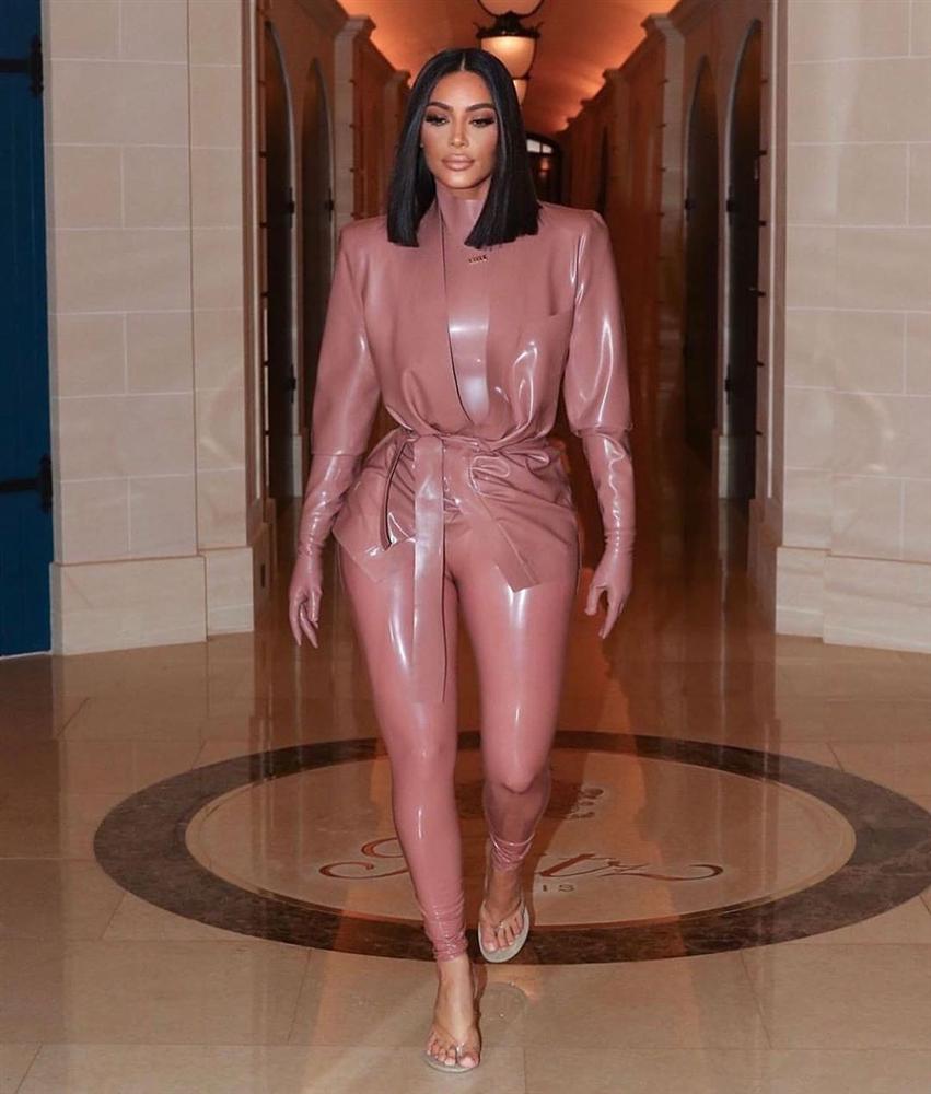Kim Kardashian diện đồ o ép đến khó thở là thường, nhưng khi cô thay liền 3 bộ một ngày thì ai cũng phải… bái phục-2