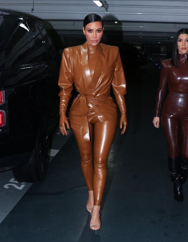 Kim Kardashian diện đồ o ép đến khó thở là thường, nhưng khi cô thay liền 3 bộ một ngày thì ai cũng phải… bái phục-6