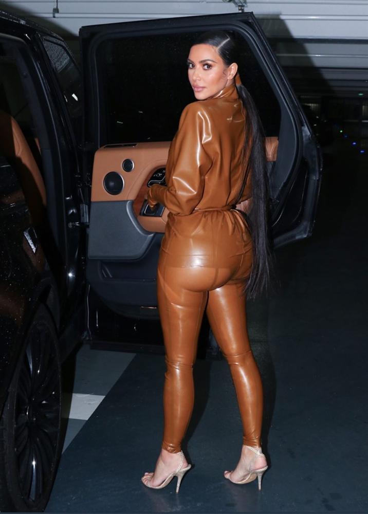 Kim Kardashian diện đồ o ép đến khó thở là thường, nhưng khi cô thay liền 3 bộ một ngày thì ai cũng phải… bái phục-7
