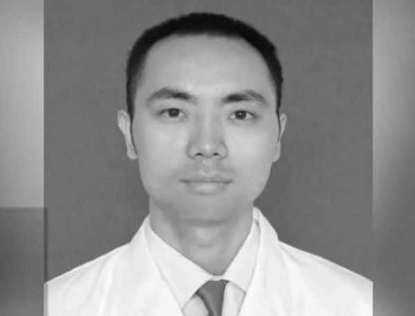 Bác sĩ Trung Quốc qua đời vì kiệt sức sau 39 ngày làm việc liên tục chống dịch virus corona, để lại vợ và hai con nhỏ-1