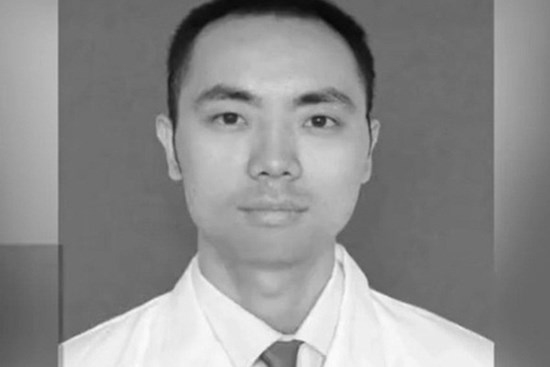 Bác sĩ Trung Quốc qua đời vì kiệt sức sau 39 ngày làm việc liên tục chống dịch virus corona, để lại vợ và hai con nhỏ