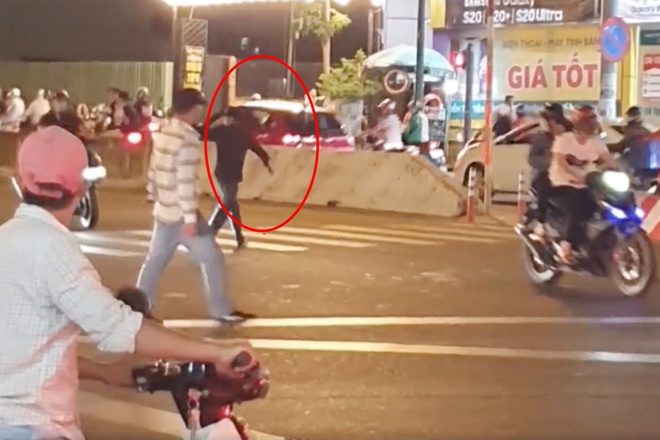 Nam thanh niên ngáo đá cầm rìu dọa chém người trong đêm-1