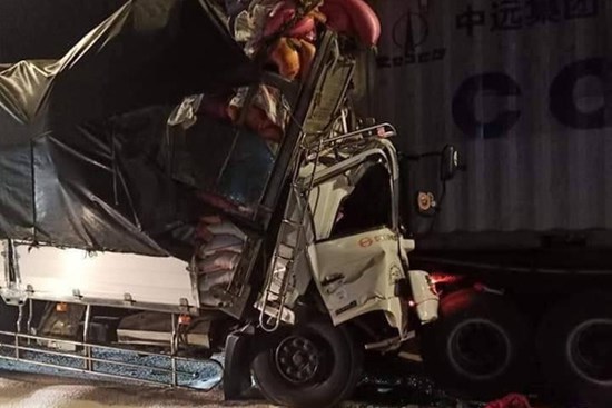 Tai nạn kinh hoàng: Xe chở gạo va chạm container trên quốc lộ, 3 người bị mắc kẹt trong cabin biến dạng