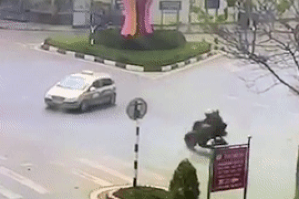 Chạy tốc độ nhanh, 2 người tông vào ôtô tử vong-1