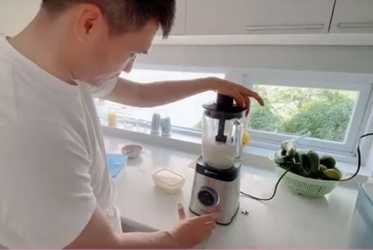 Công Vinh vào bếp bồi bổ vợ mới mổ răng, Thủy Tiên uống xong cảm thán một câu thế này!-1