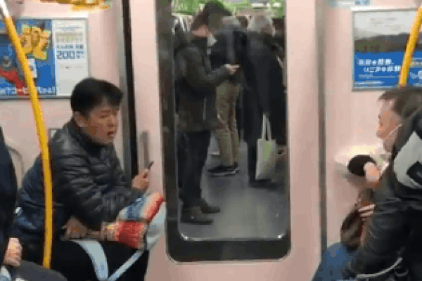 Cụ ông giận dữ hét vào mặt người ho mà không đeo khẩu trang trên tàu điện