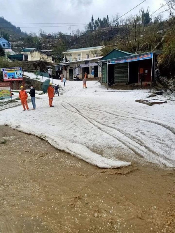 Mưa đá kinh hoàng, phủ trắng xóa đường, sườn đồi ở Lai Châu-2