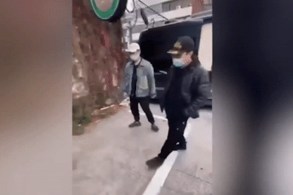 COVID-19: Tránh bắt tay, người dân Trung Quốc nghĩ ra hình thức hài hước để chào hỏi nhau