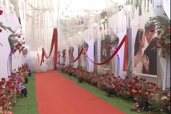 Đám cưới tại Hà Nội đốt pháo đỏ đường-3