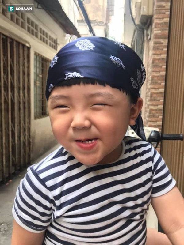 Cậu bé hễ xuất hiện là khiến dân mạng rần rần nhấn like: Kiểu tóc bát úp và tình bạn đặc biệt với chú chó mặt xấu-3