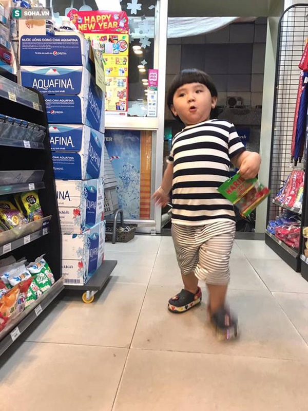 Cậu bé hễ xuất hiện là khiến dân mạng rần rần nhấn like: Kiểu tóc bát úp và tình bạn đặc biệt với chú chó mặt xấu-12